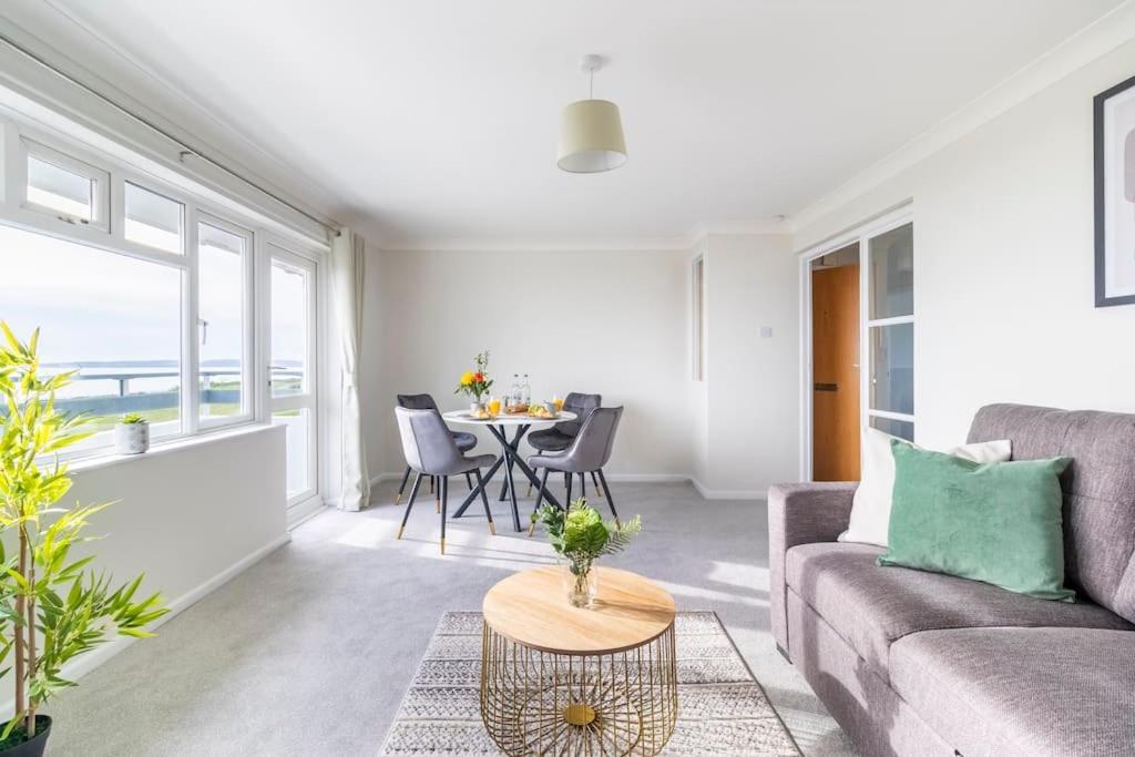 Wow! Seaview Beach Apartment Sleeps 6-Free Parking Bournemouth Exteriör bild