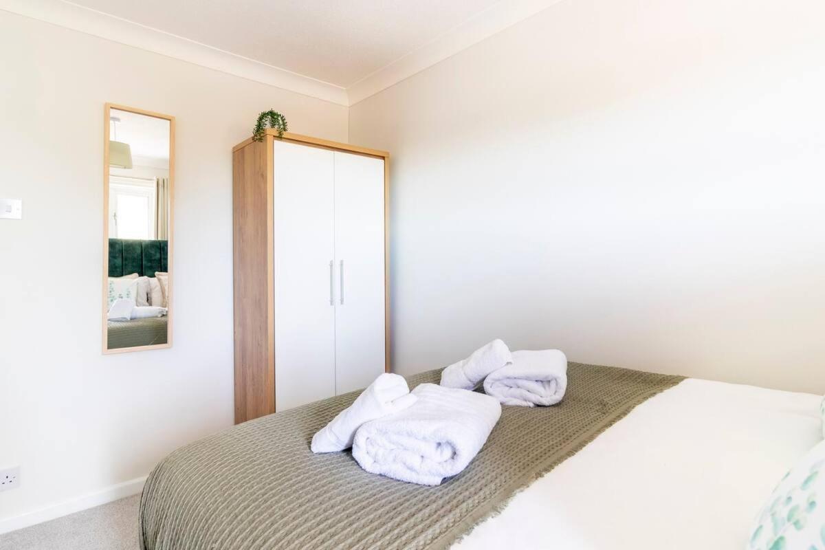 Wow! Seaview Beach Apartment Sleeps 6-Free Parking Bournemouth Exteriör bild